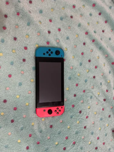 Nitendo switch V1 usado ( contendo 6 jogos em cartuchos )