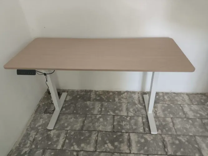 Mesa com regulagem de altura elétrica