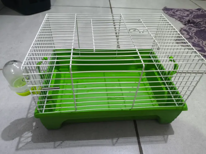 Gaiola de hamster com bebedouro (usávamos para transporte)