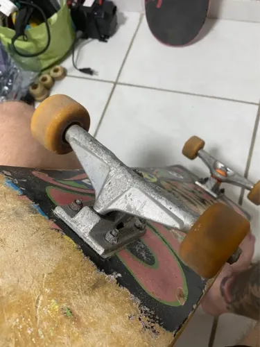 Skate Gringo truck venture - roda crupiê tiago lemos - shape dropdesd marfim 8.0