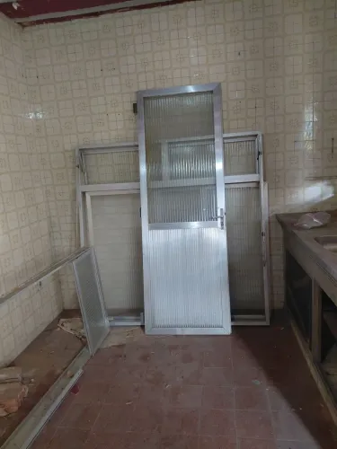 Vendo porta e janela de alumínio com portal e vidro em todas