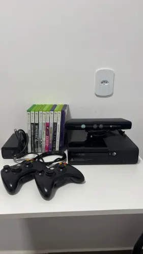 Xbox 360 + 2 controles + Kinect + Carregador de Pilhas