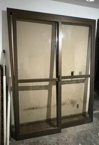 Portas de correr em alumínio e vidros bronze -