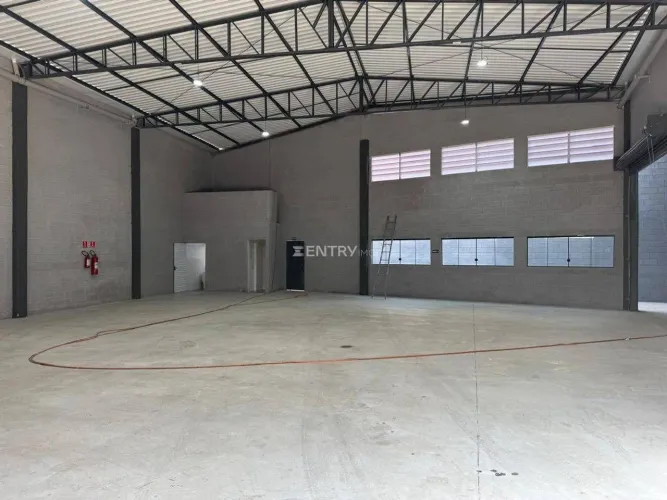 Galpão industrial, disponível para VENDA OU LOCAÇÃO com 400m2 de área construída, com fáci