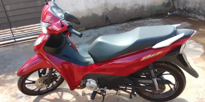 Moto biz vermelha 
