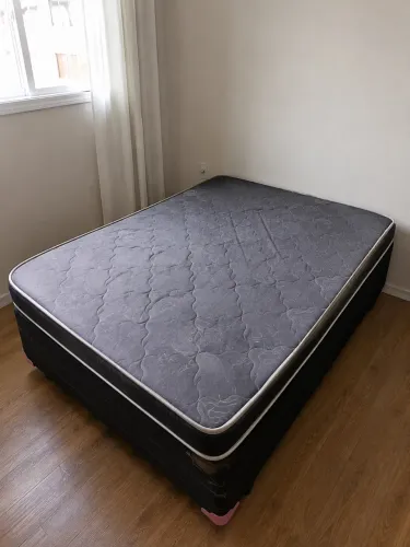 Cama box de casal completa, com base + colchão.