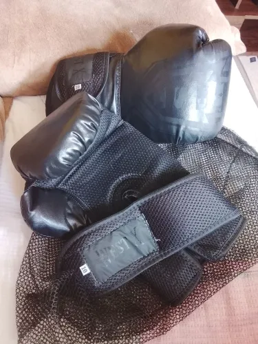 Vendo Luva box e short muay Thai
