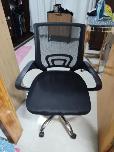 Vendo a cadeira tudo certinho falta só 2 parafuso embaixo por 85 reais