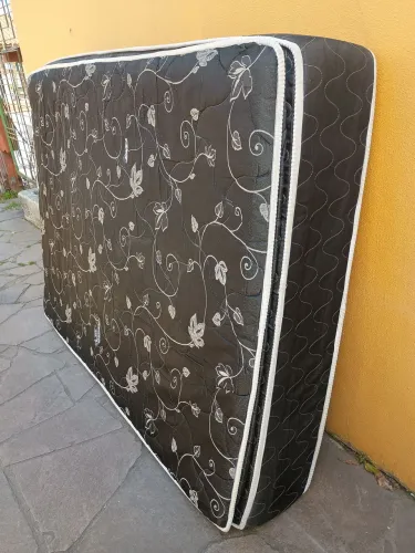 Colchão de molas, tamanho casal.