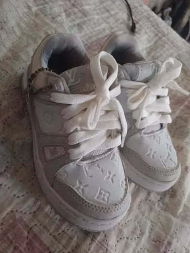 É um tênis feminino