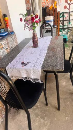 Mesa de mármore com 4 cadeiras