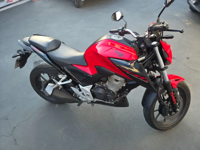 MOTO CB 300 NOVOSSIMA UNICA DONA IPVA PAGO 