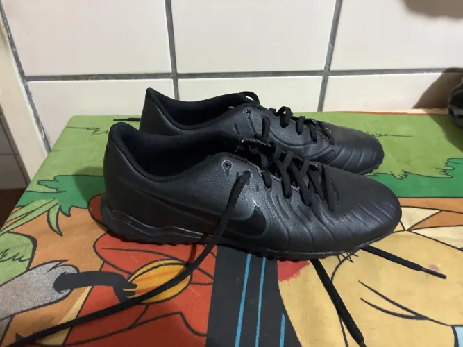 chuteira Nike Tiempo em excelente estado e pouco usada
