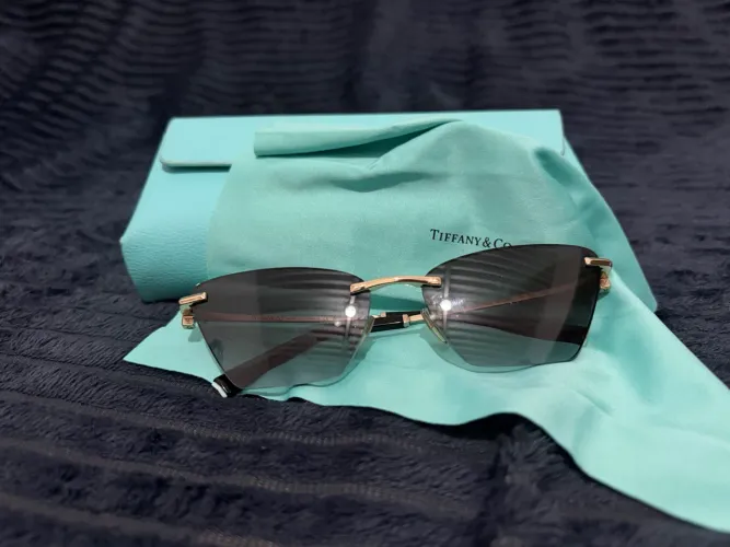 óculos de sol da luxuosa marca Tiffany & Co.,