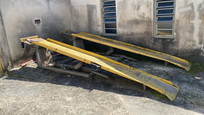 Vendo ou troco  em moto rampa de alinhamento automotivo 