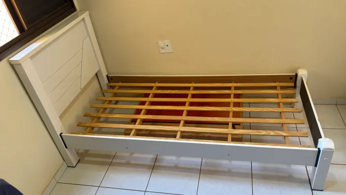Cama de Solteiro em Madeira - Estrutura Sólida e Resistente