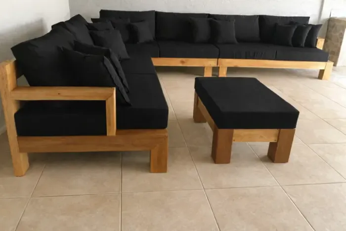 Sofá em madeira maciça