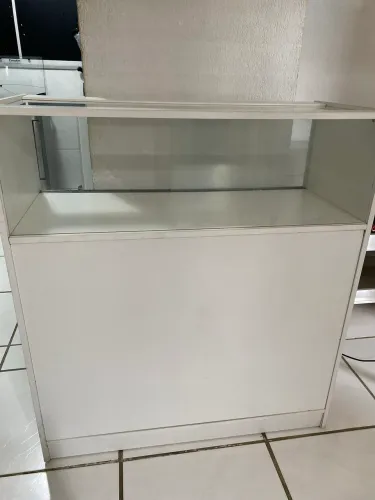 Balcão recepção com vidro