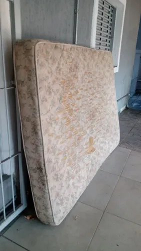 Colchão de casal de espuma detalhes o tecido
