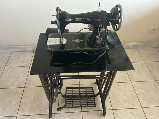 Relíquia: Máquina de Costura Antiga Shibaura com Pés de Ferro Original 