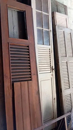 Porta de 2 folhas de venezianas e vidro em cedro