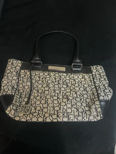 Bolsa Calvin Klein Monograma preta e cinza