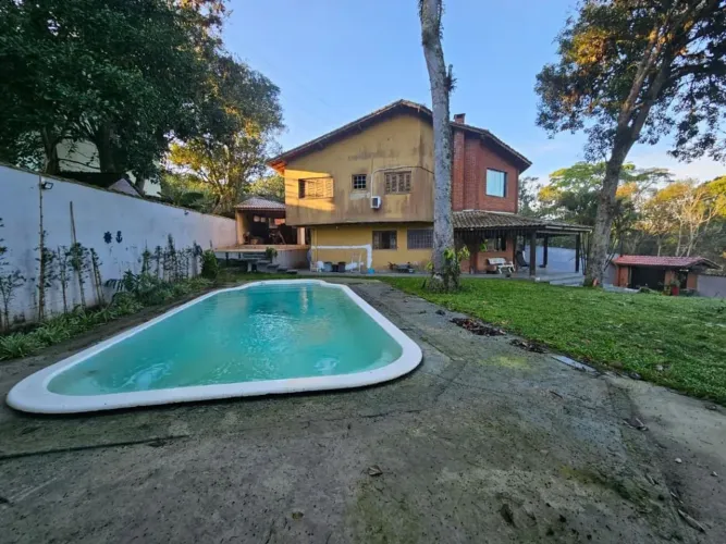 Sobrado Tipo Chácara, 280m², 3 suítes, área de lazer completa c/ piscina, 4 vagas, frente