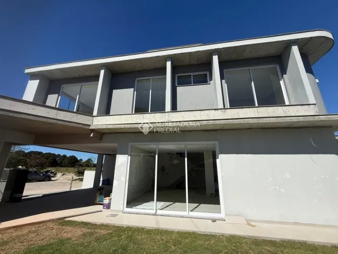 Casa com 4 dormitórios- 7 min Campeche