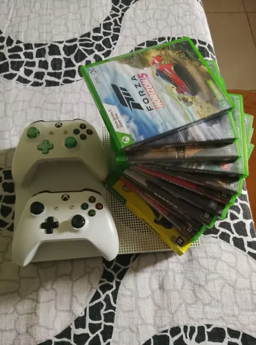 Xbox one s 1t com 10 jogos e 2 controles 