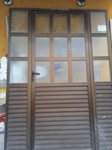 VENDO PORTA GRANDE DE ALUMÍNIO ANODIZADO SEMI NOVA R$ 1.300,00 WhatsApp *