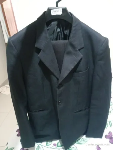 Terno masculino social completo (paletó + calça), em excelente estado de conservação.