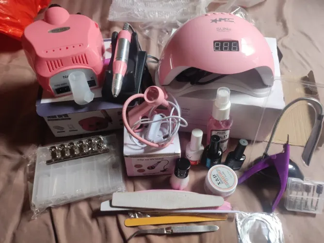 Material de unha completo, pronto para começar os atendimentos.