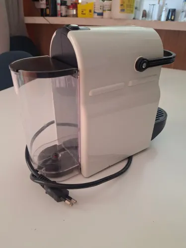 Cafeteria Nespresso Essenza (em perfeito estado)