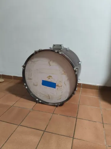 Bateria acústica com: (tons, bumbo e surdo).