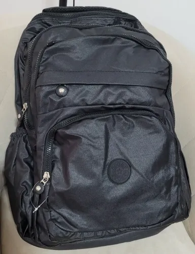 Mochila preta metalizada, nova, grande e linda