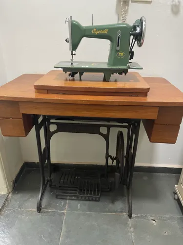 Máquina de costura e gabinete vigorelli