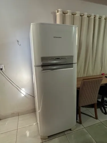 Geladeira praticamente sem detalhes eletrolux