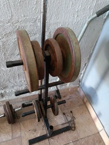 Banco multiuso Atlético e pesos para musculação