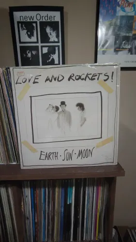 Love and Rockets - Earth Sun Moon LP importado de época Vinil