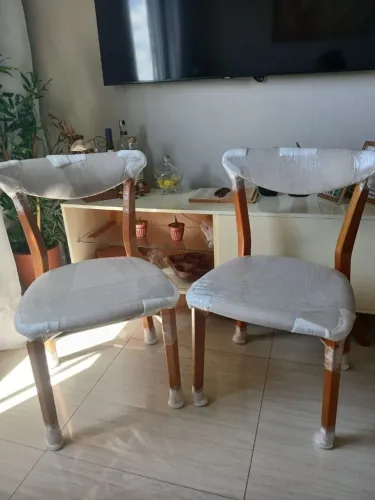Cadeiras em Madeira Maciça, assento e encosto em linho na cor bege.