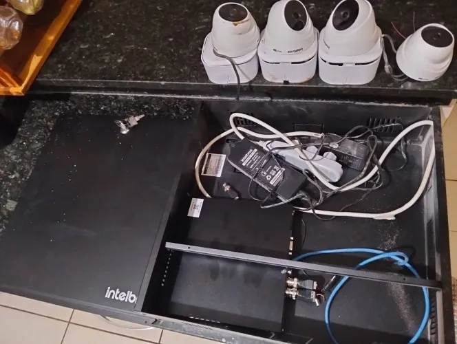 Kit CFTV Intelbras completo p sair rápido 