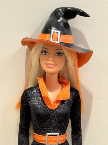 Título sugerido: Boneca Barbie Halloween 2008 (Treat / Trick or Chic) + Acessórios