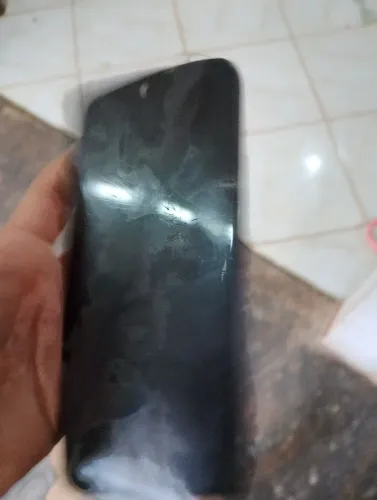 Celular moto g 35 com tela tricanda e molhou com sinal de vida ( brilho claro)