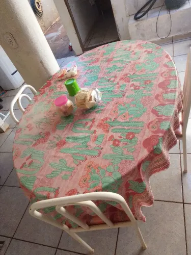 Mesa com 4 cadeiras 