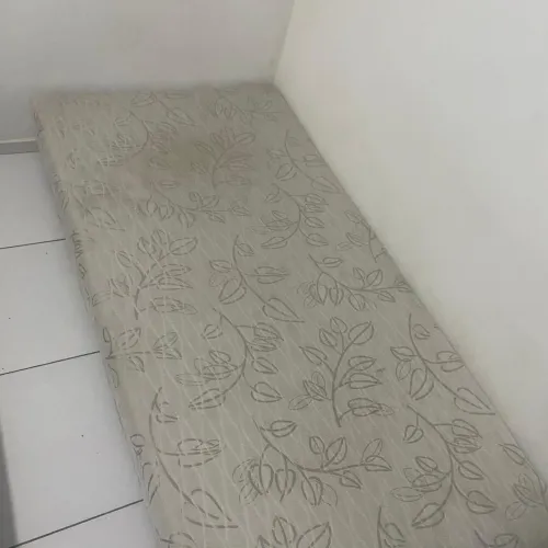 Colchão semi-novo com rodinhas