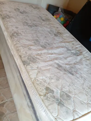 Colchão solteiro 1.89m comp por 90cm larg de espuma densidade 33 .