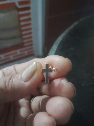 piercing de nariz de cruz folheado