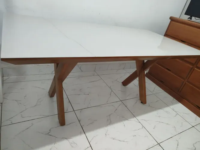 Mesa de jantar 6 lugares com base de madeira cruzada (com defeito no vidro)