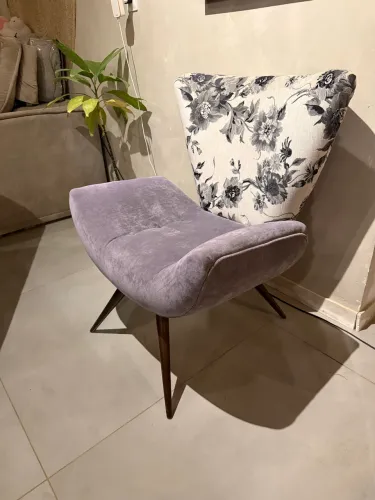 Poltrona Decorativa Estofada em Veludo com Encosto Floral - Excelente Estado