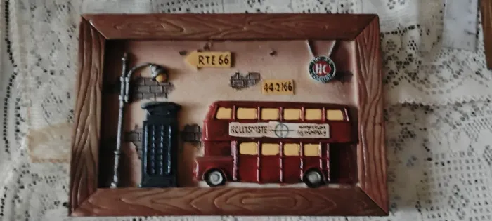Quadro carro no posto vermelho ou azul e ônibus na cidade - 24cm x 15,5cm - Unidade 
